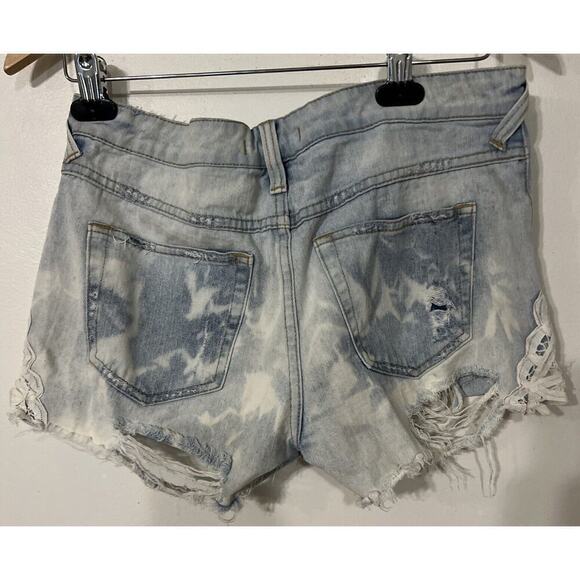 Free People We the Free Good Vibes Lace Hem Denim Shorts Light Wash Blue Size 26 - Picture 5 of 6